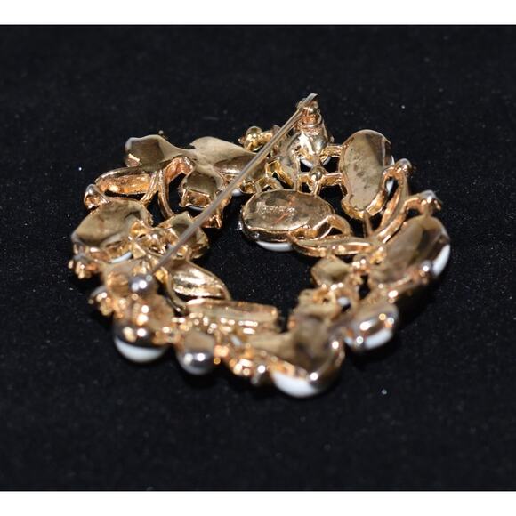 Vintage Crown TRIFARI Gold Tone & White Pebble Beach Lucite Flower Wreath Brooch - Picture 6 of 8